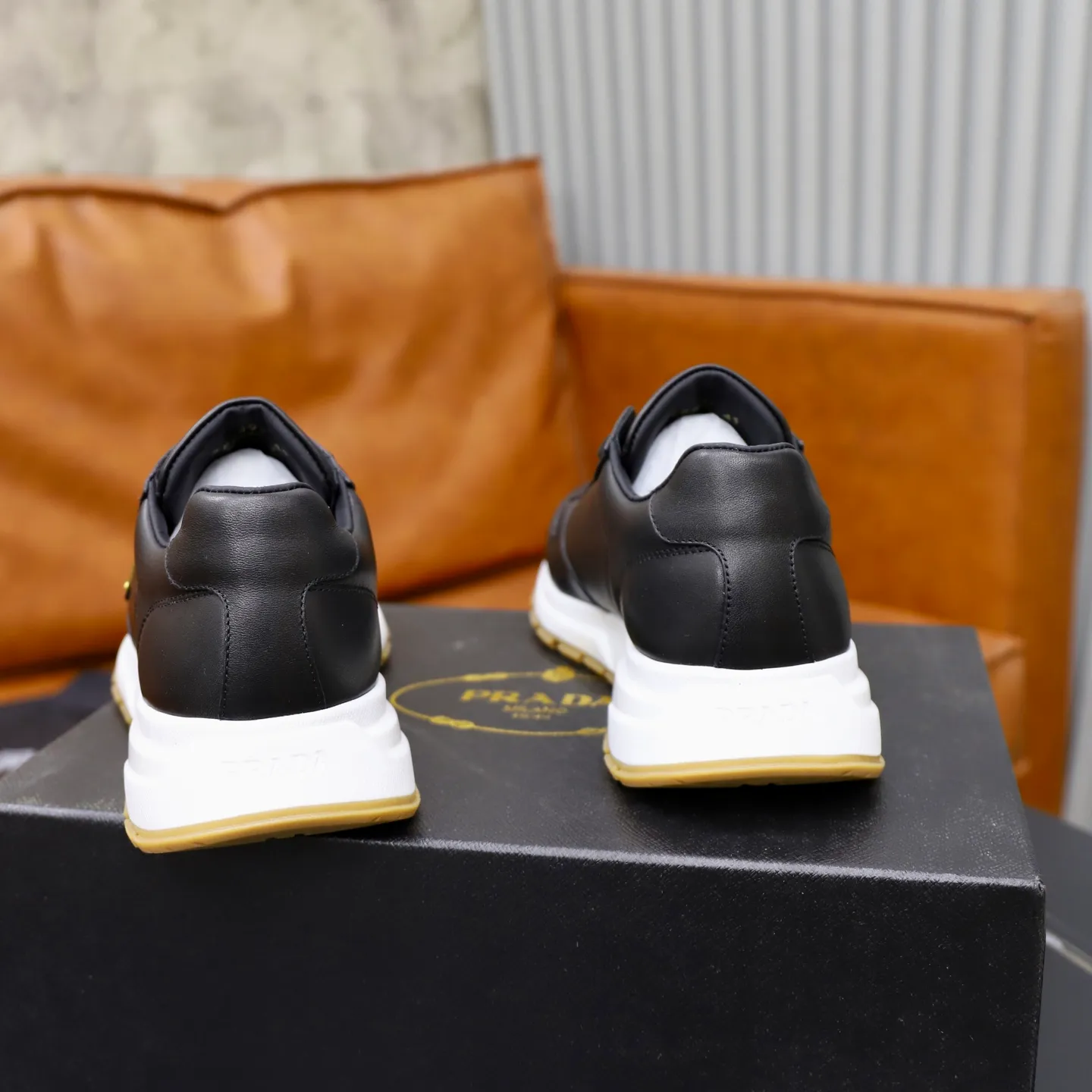 Factory price: 600💰Top original order Brand: PRADA (Prada) Standard code: Men's size 38/44 (45 can be customized) Grade: Same as the official website Material: Original cowhide stitching, cowhide lining, original combination two-color wear-resistant soft outsole Style category: casual sports version, young fashion, European and American trend, British style Color: actual picture color
